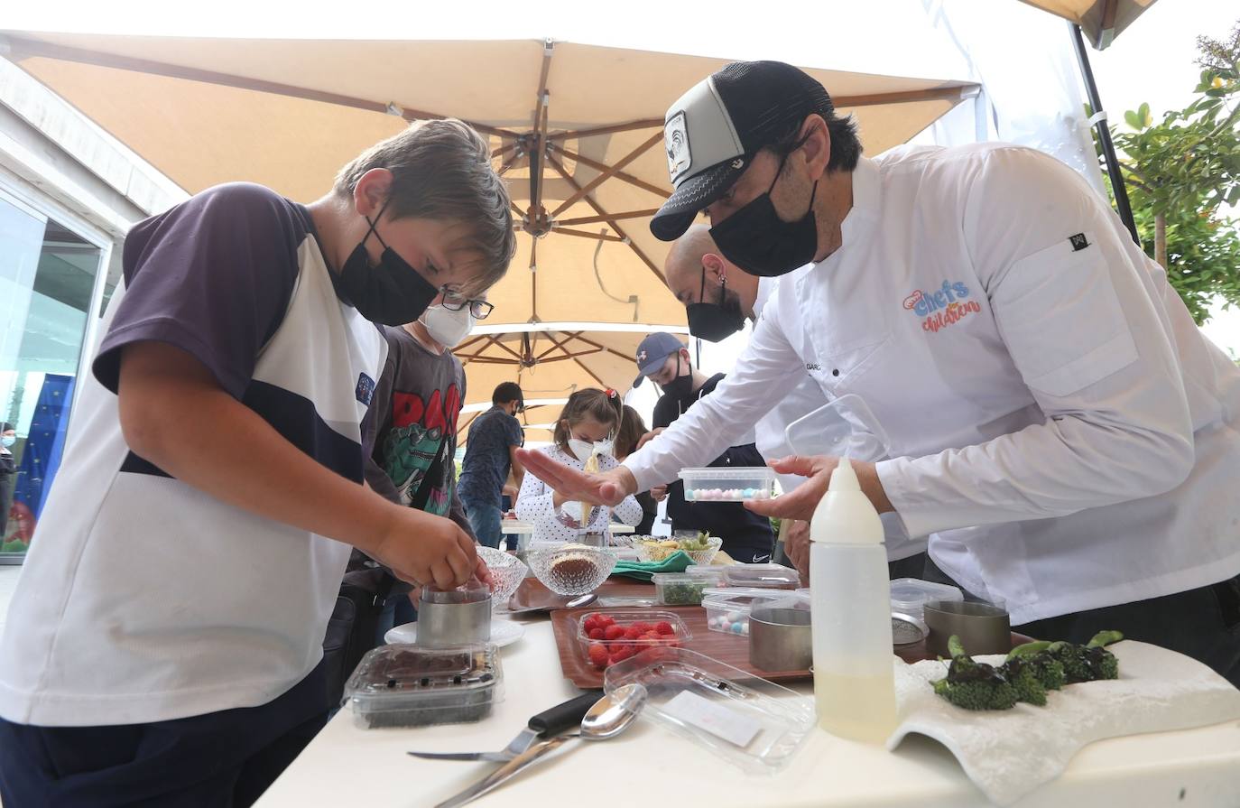 El taller se desarrolló en la terraza del Restaurante José Carlos García, en el Muelle Uno 