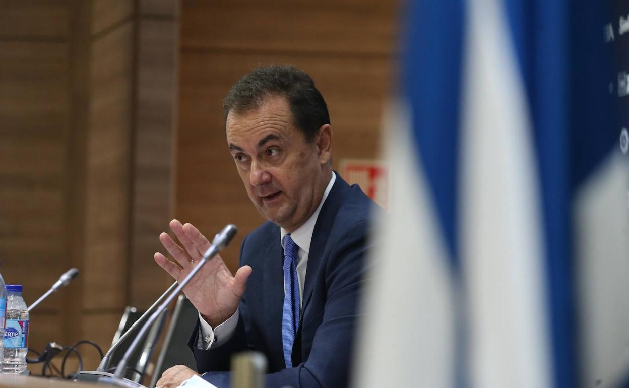 José María Muñoz, en una comparecencia en la sala de prensa Juan Cortés de La Rosaleda. 