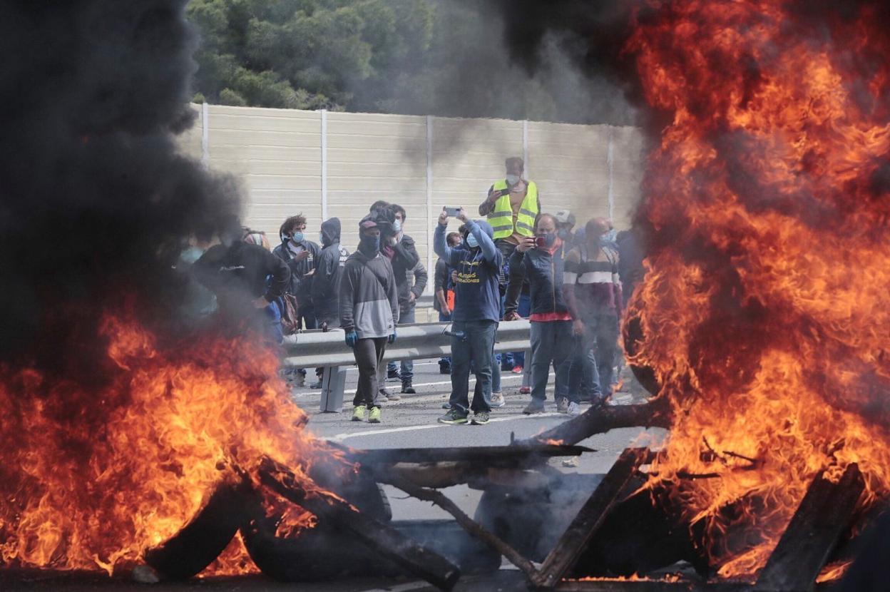 Trabajadores de Airbus en la bahía de Cádiz, en una de sus protestas recientes contra los planes de la compañía. efe