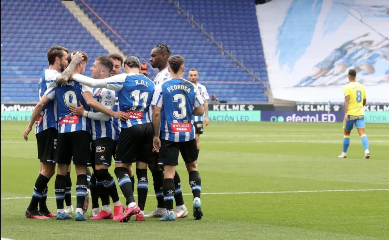 Los jugadores del R.C.D. Espanyol celebran uno de los goles en la victoria por 4-0 ante Las Palmas este pasado fin de semana.