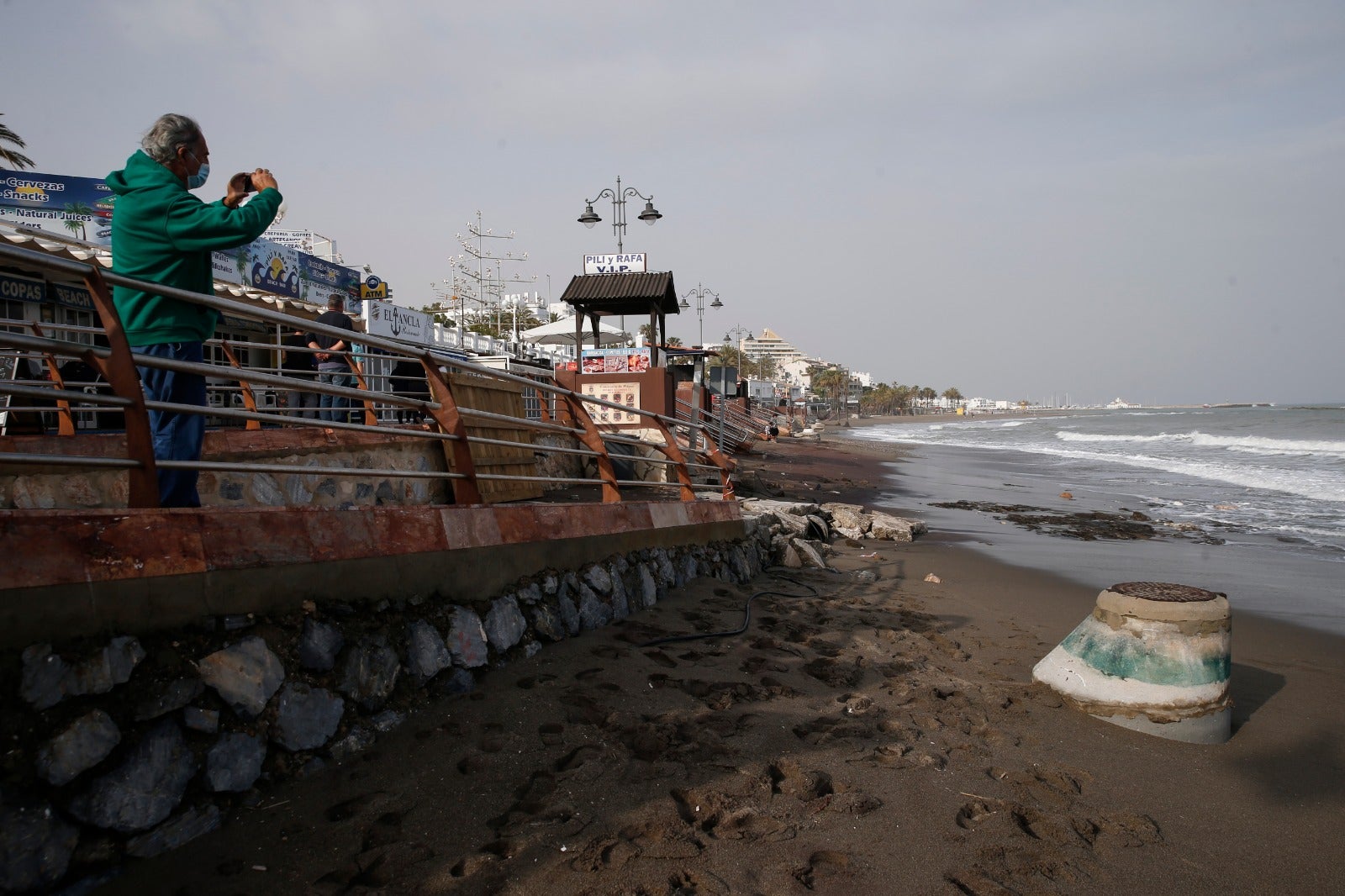 El temporal de levante se ha comido la arena en varios puntos del litoral. 