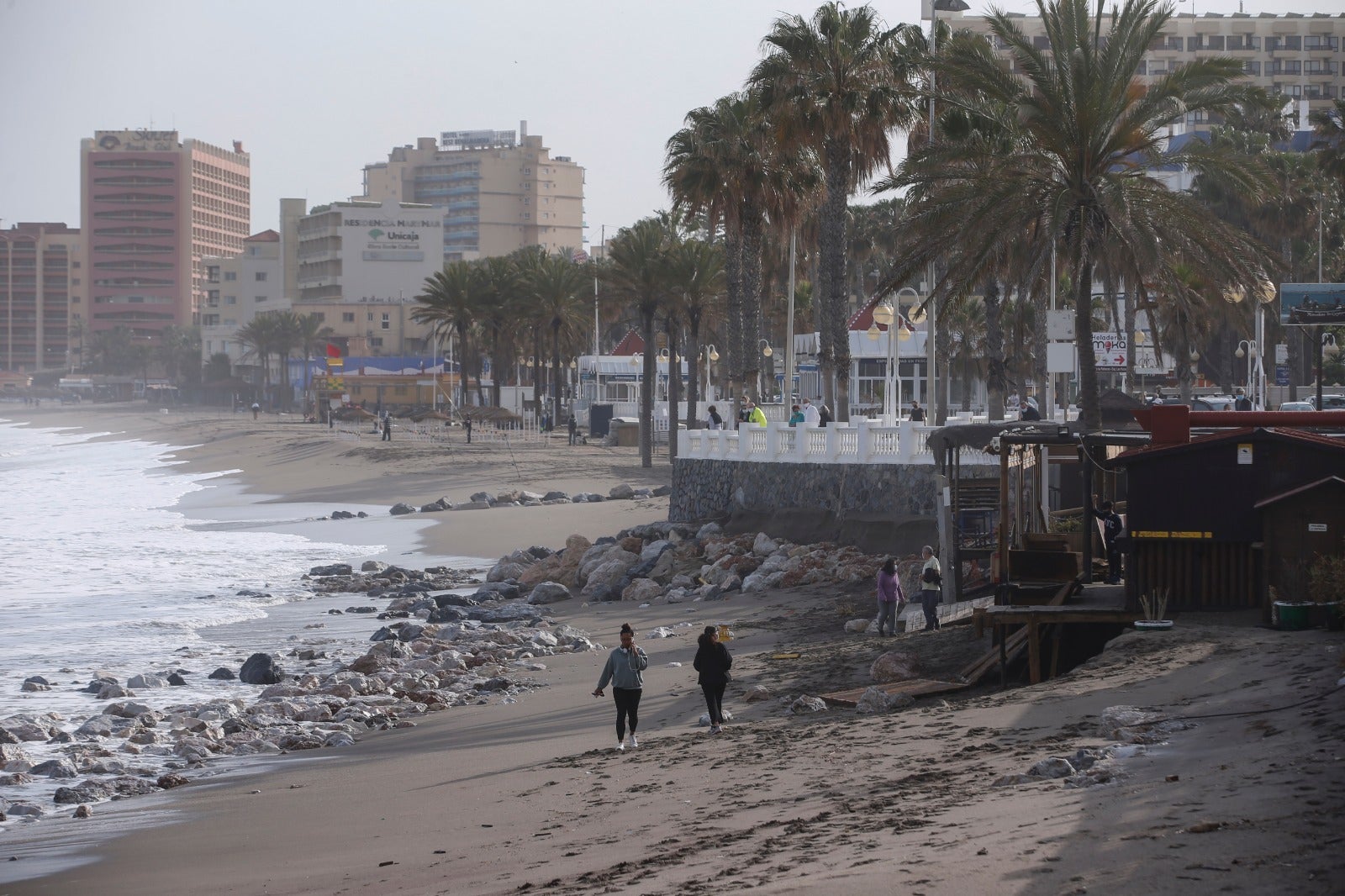 El temporal de levante se ha comido la arena en varios puntos del litoral. 