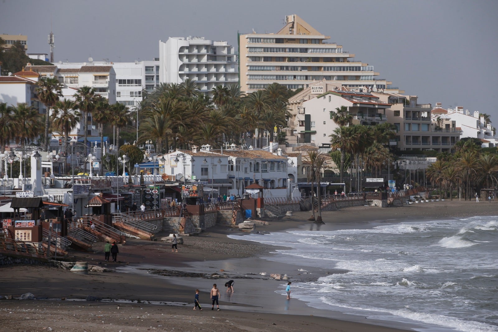 El temporal de levante se ha comido la arena en varios puntos del litoral. 