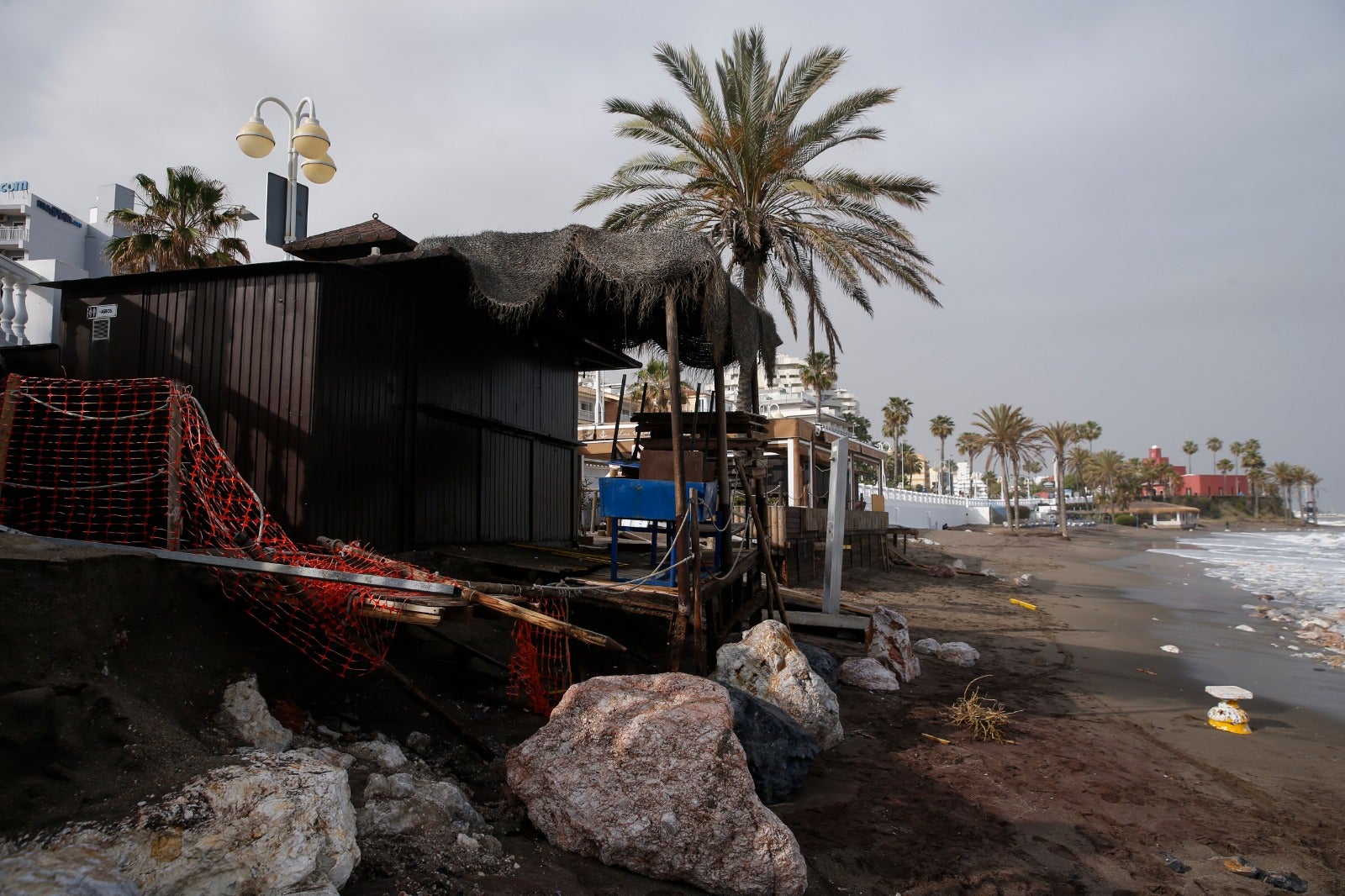 El temporal de levante se ha comido la arena en varios puntos del litoral. 
