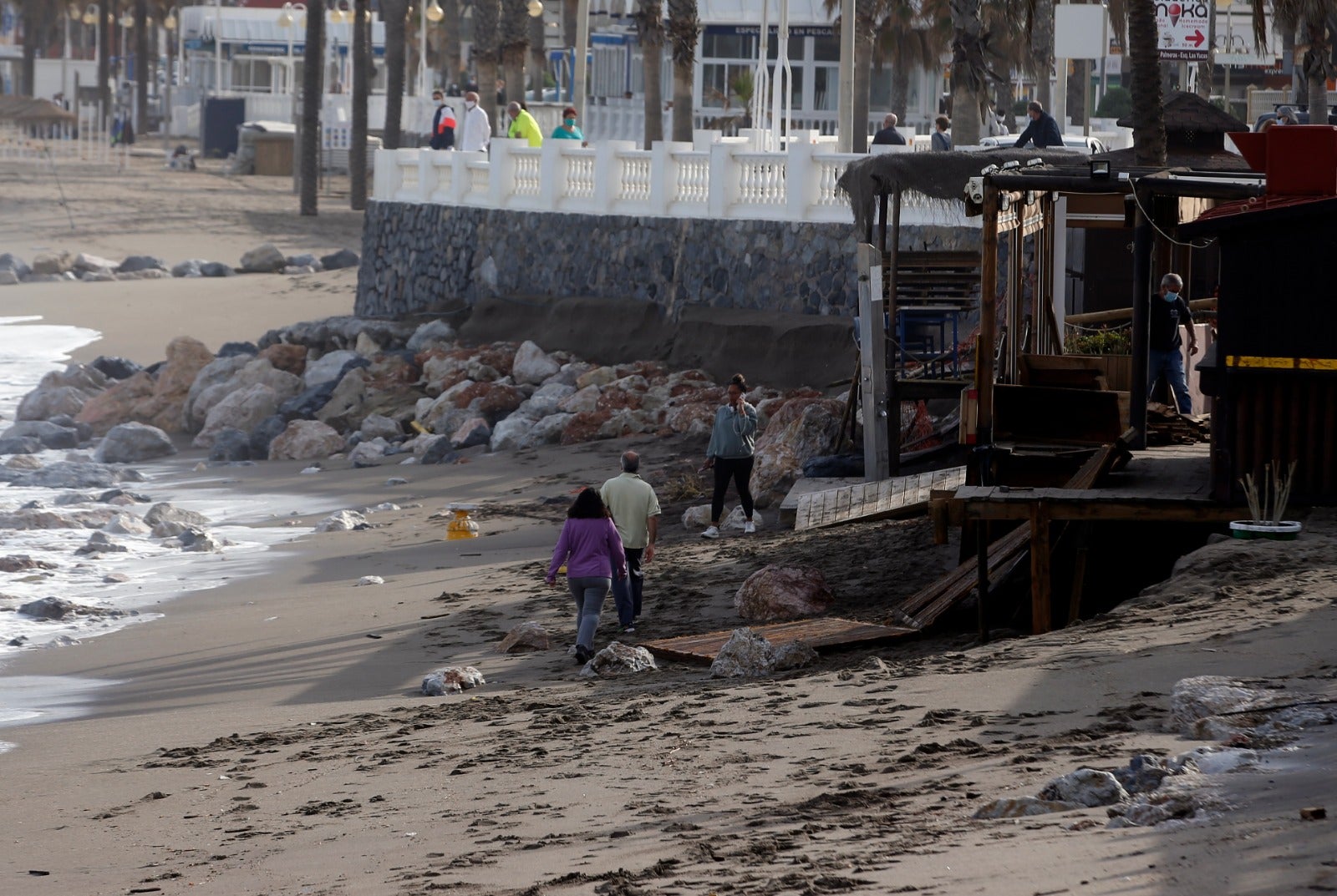 El temporal de levante se ha comido la arena en varios puntos del litoral. 