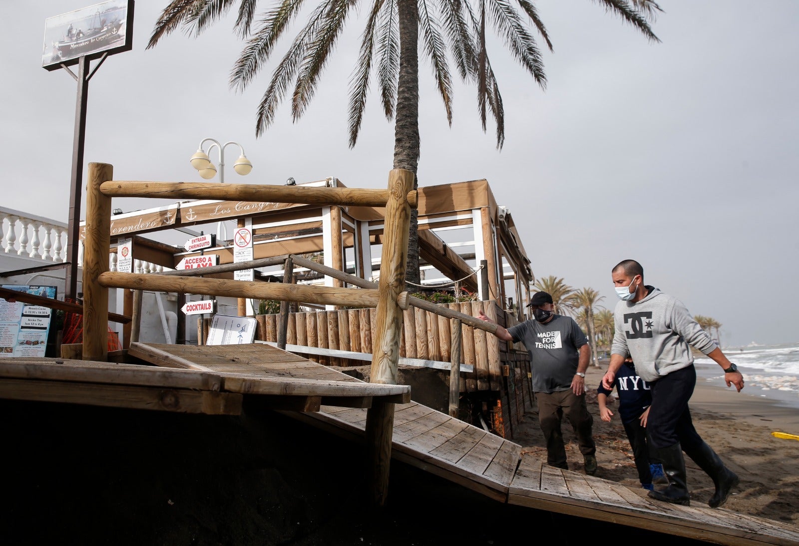 El temporal de levante se ha comido la arena en varios puntos del litoral. 