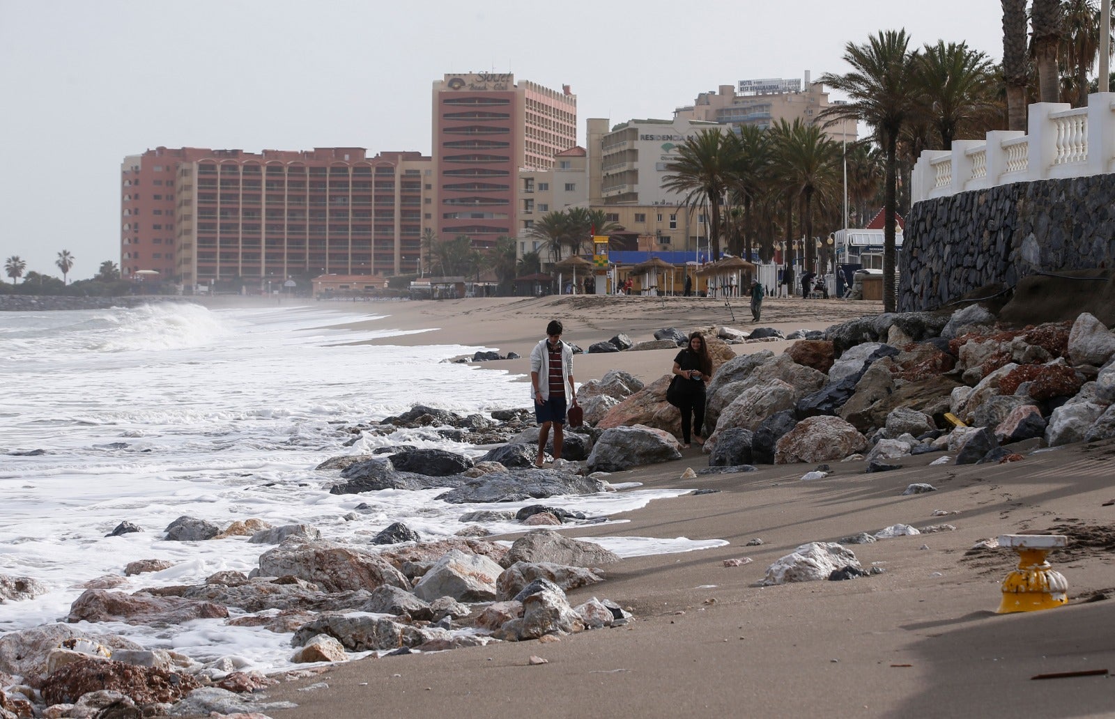 El temporal de levante se ha comido la arena en varios puntos del litoral. 