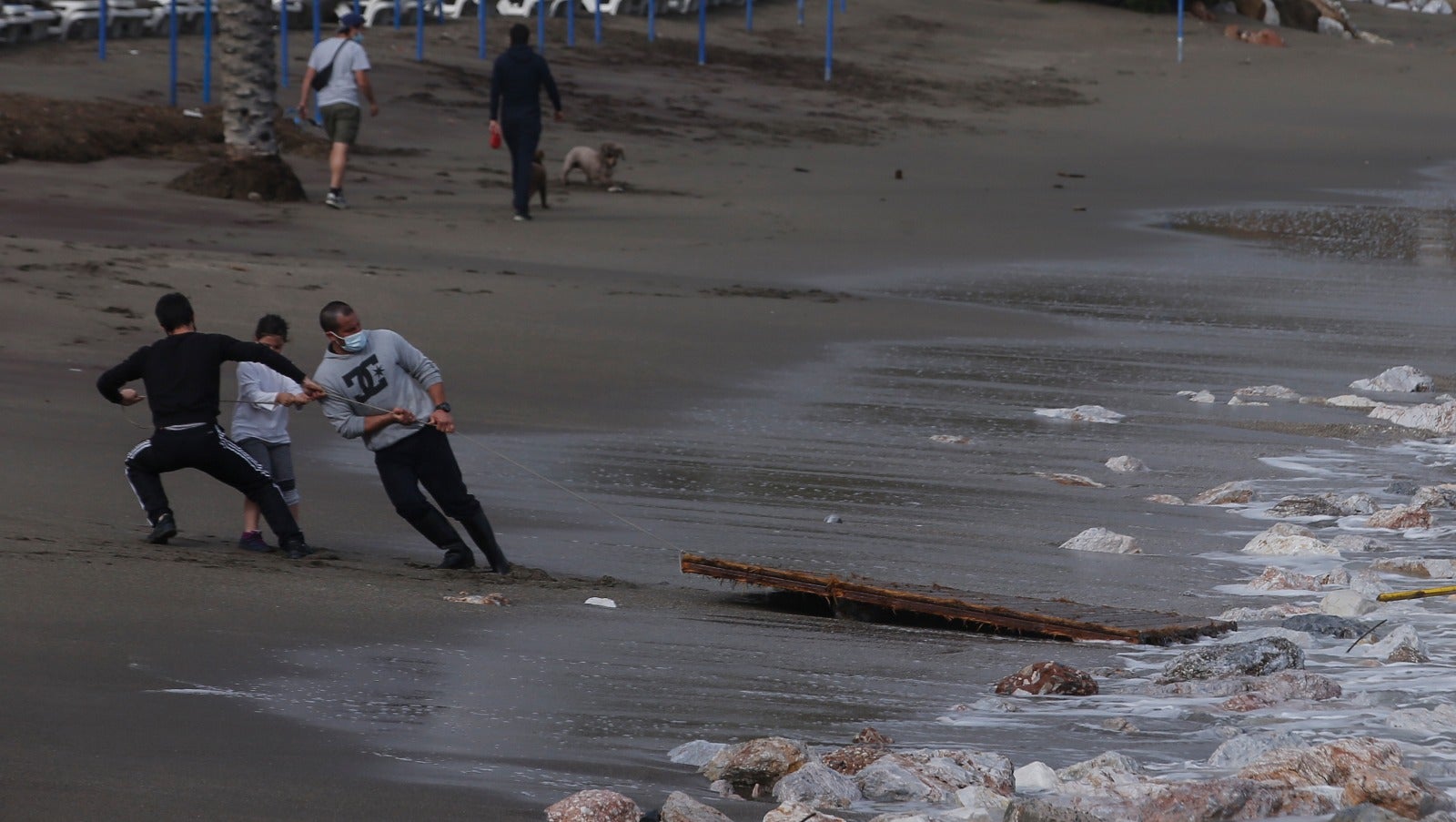 El temporal de levante se ha comido la arena en varios puntos del litoral. 