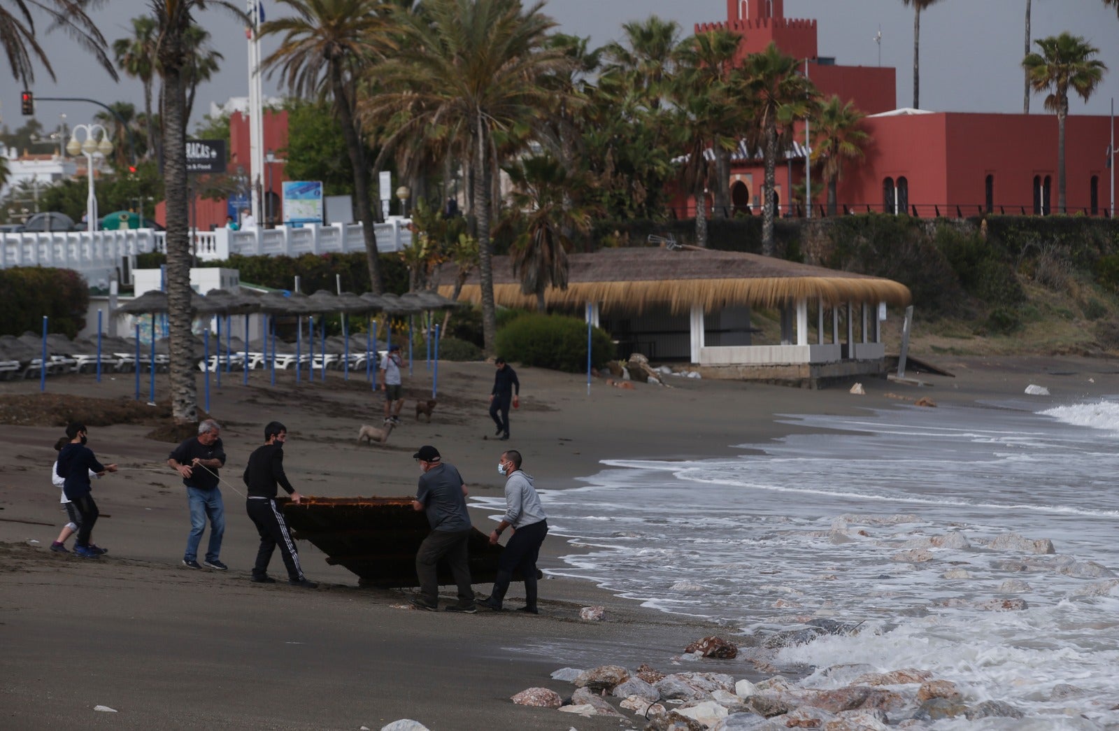 El temporal de levante se ha comido la arena en varios puntos del litoral. 
