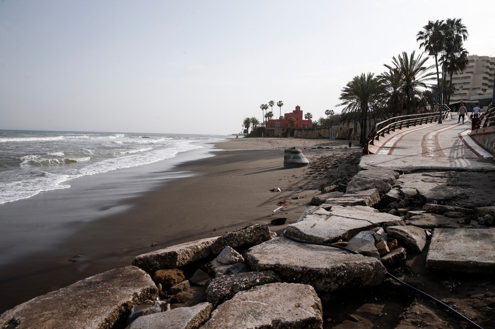 El temporal de levante se ha comido la arena en varios puntos del litoral. 
