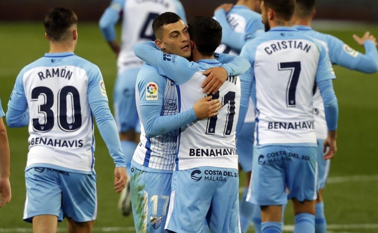 Los jugadores Rahmani y Joaquín se abrazan durante la celebración de un gol ante el Oviedo esta temporada. 