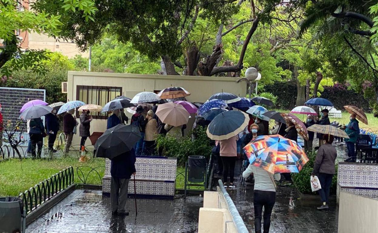 Personas en cola esperando ser vacunadas en el centro de salud de Capuchinos. 