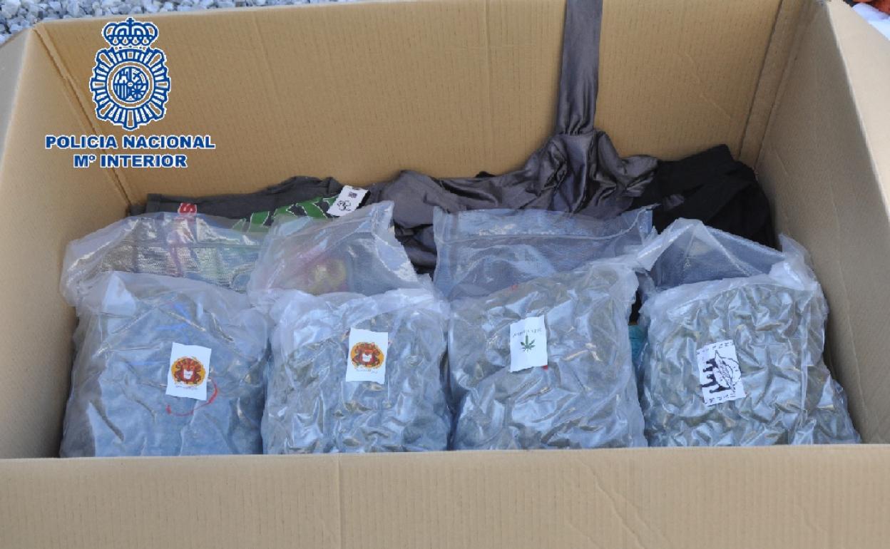 Interceptan en Vélez-Málaga una furgoneta de mudanza con 24 kilos de cogollos de marihuana