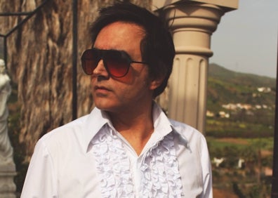 Imagen secundaria 1 - Conde, junto a la portada de su nuevo disco, 'La canción del río'.