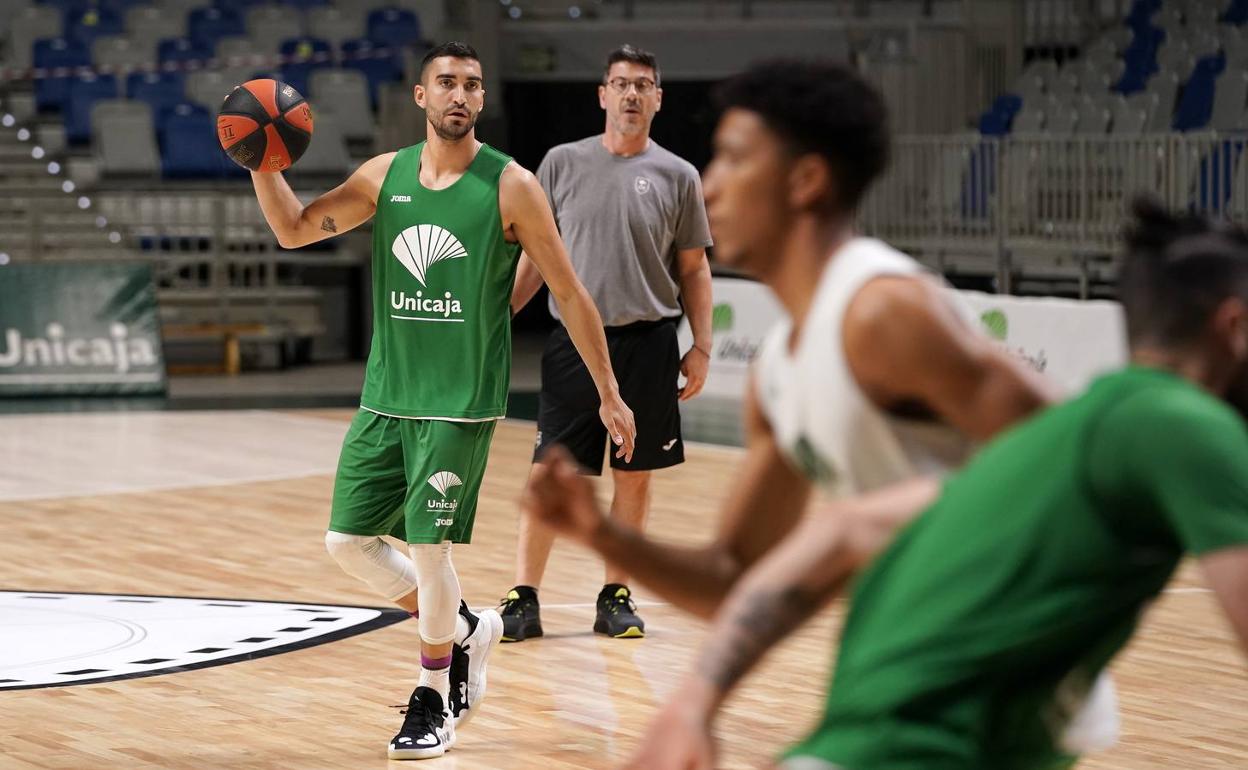 Jaime Fernández dirige una jugada en presencia de Katsikaris durante el entrenamiento de ayer. 