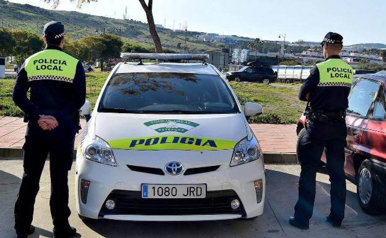 Policías locales de la localidad. 