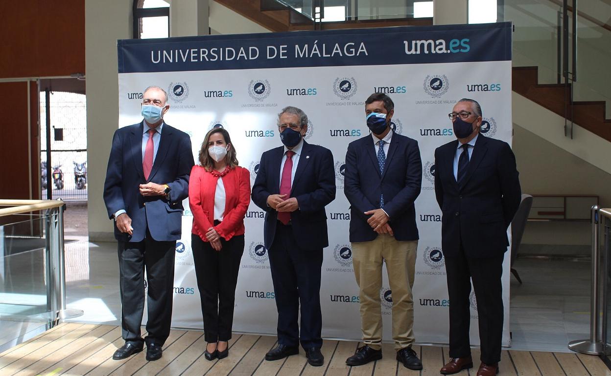 El vicepresidente y la directora de la Fundación Cepsa, Íñigo Díaz y Cristina Ortiz, el rector, José Ángel Narváez, el vicerrector de Investigación, Teodomiro López y el director de la cátedra, Luis José Alemany. 