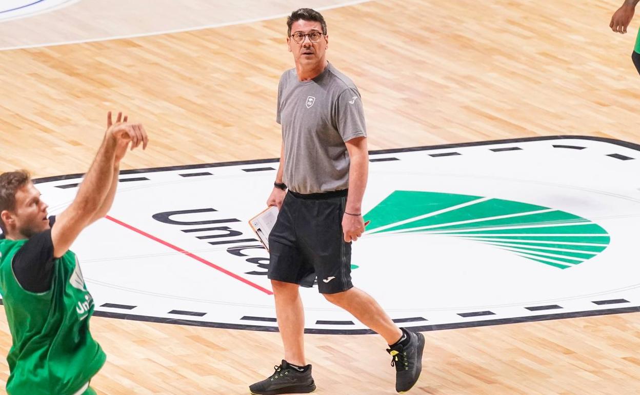 Fotis Katsikaris, durante el entrenamiento que realizó el Unicaja este viernes. 