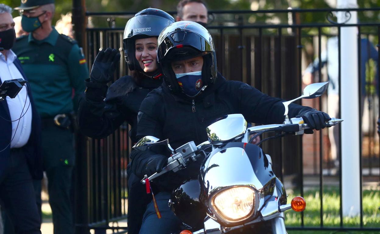 Isabel Díaz Ayuso llega en moto a un acto electoral en Valdemoro (Madrid).