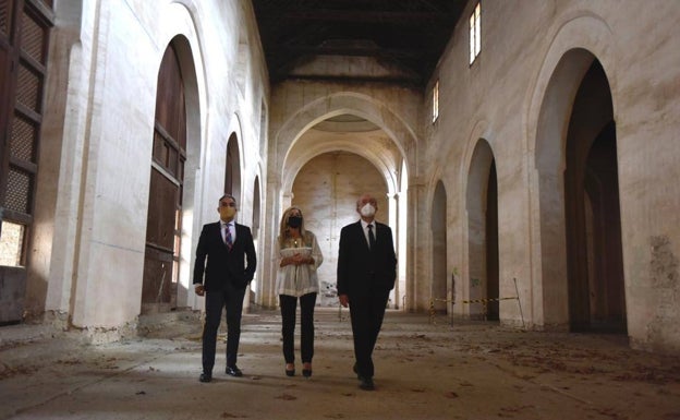 Elías Bendodo, Patricia del Pozo y Francisco de la Torre, en el interior de la capilla del convento.