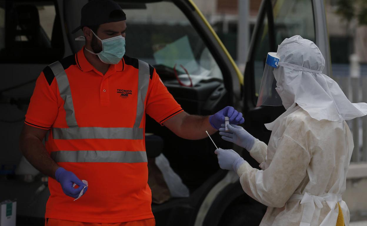 Imagen de dos profesionales sanitarios, en una toma de muestras de Covid. 