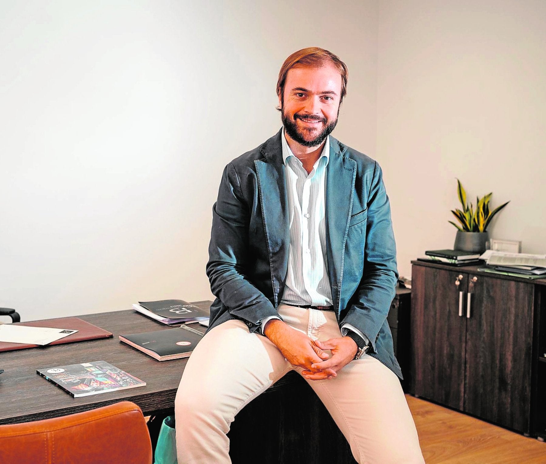 Gonzalo Armenteros analiza, en su despacho de la oficina de Málaga, la situación de la cadena. 