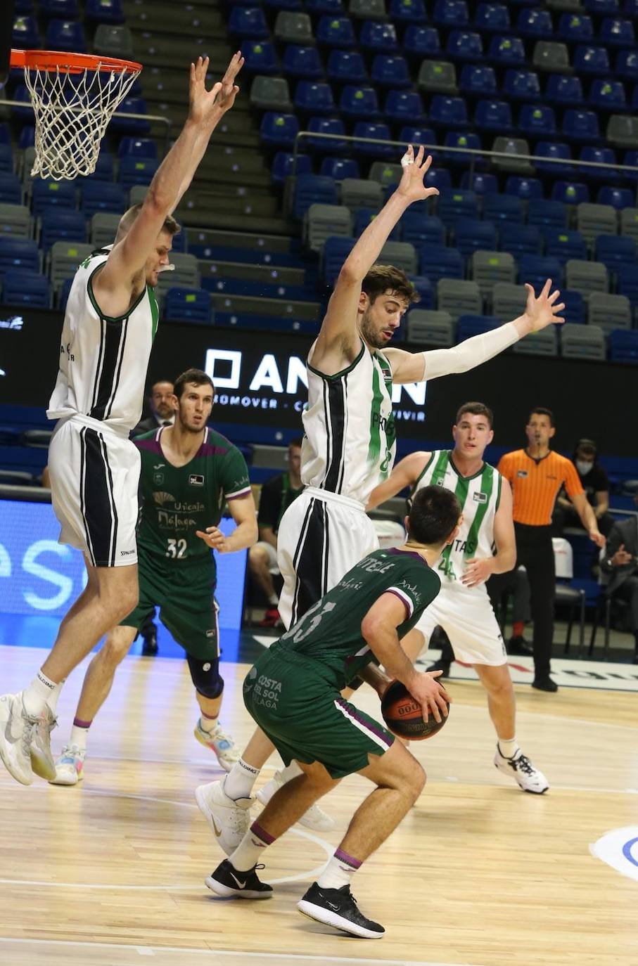 El Unicaja recibió al conjunto de Badalona en el Martín Carpena 