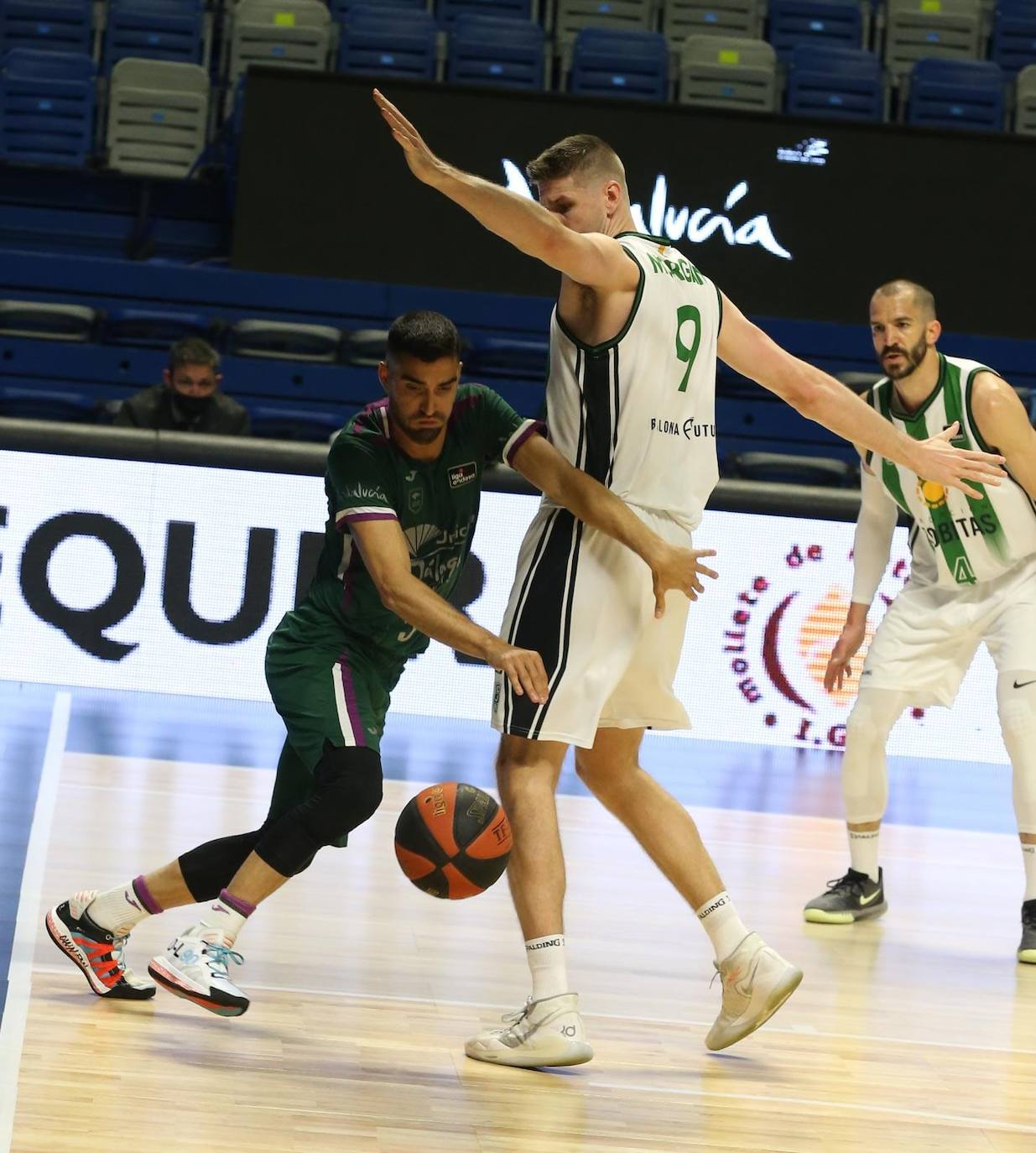 El Unicaja recibió al conjunto de Badalona en el Martín Carpena 