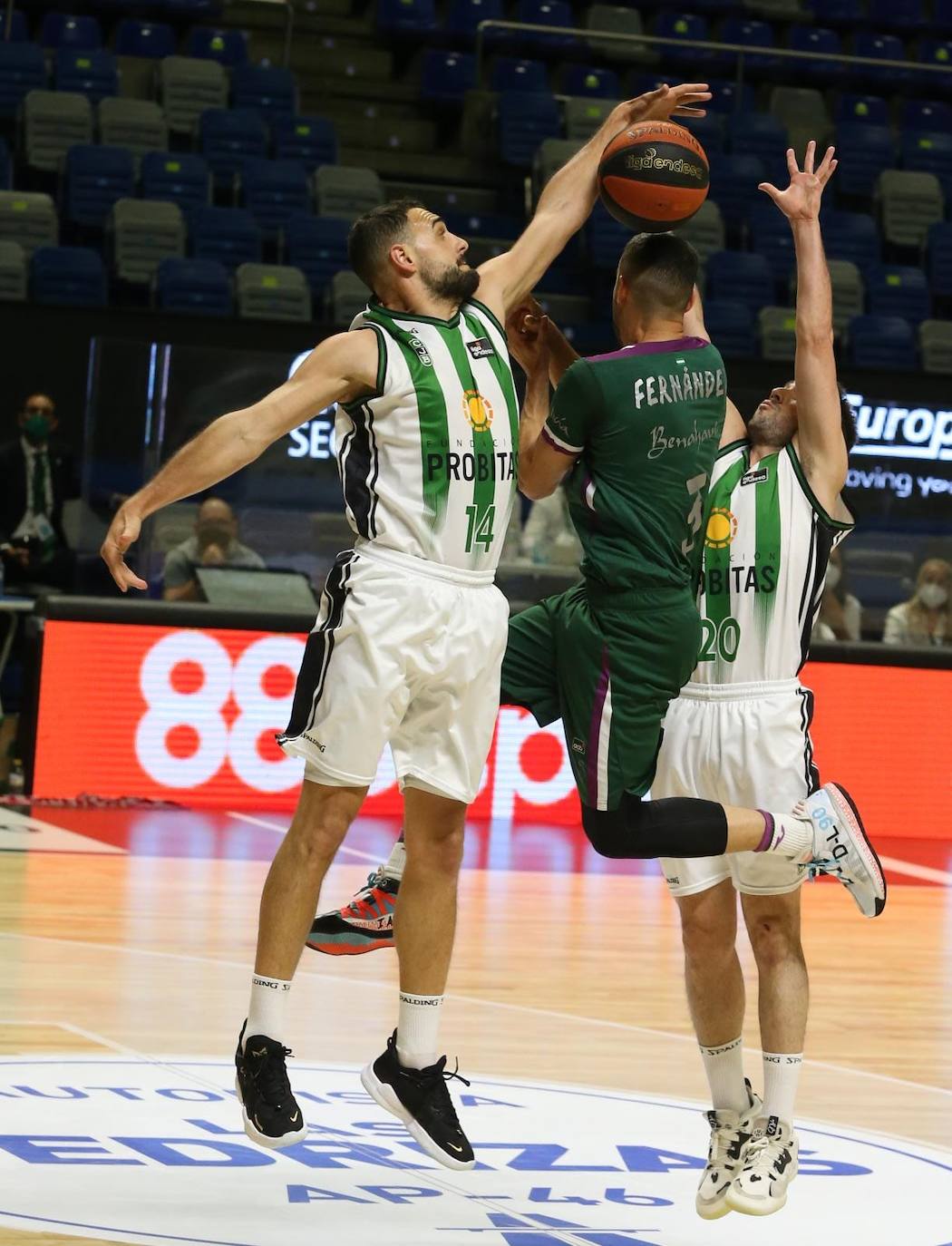 El Unicaja recibió al conjunto de Badalona en el Martín Carpena 