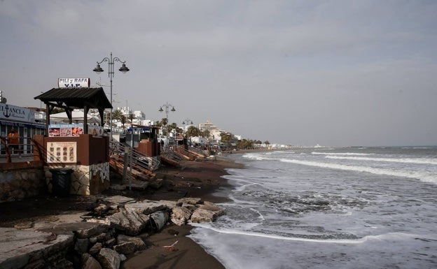 Imagen principal - Las playas de Santa Ana, Malapesquera, Bil-Bil y Arroyo de la Miel son vulnerables a los temporales. Arriba, este año. Abajo, en 2007 y 2002 