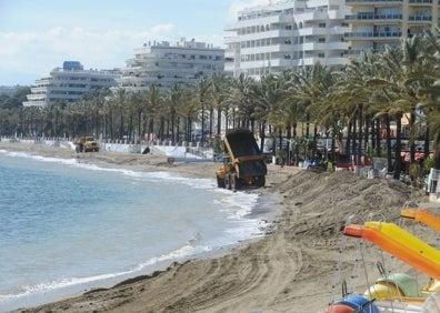 Imagen secundaria 1 - En La Fontanilla. La Venus o Casablanca son constantes las reposiciones de arena. Fotos de 2017 (arriba), 2012 y 2003, sobre estas líneas