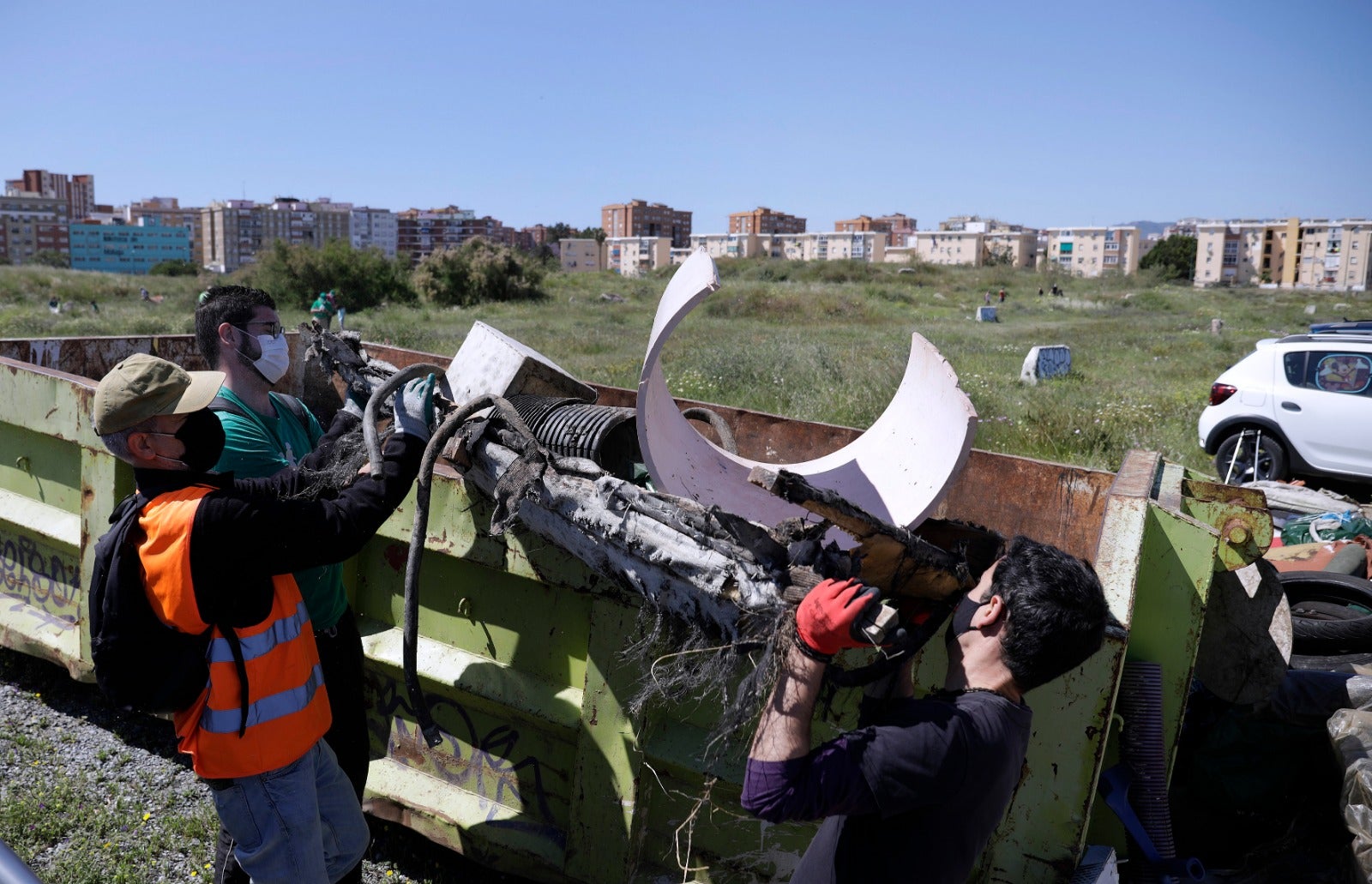 Medio centenar de voluntarios participan en una nueva recogida de residuos convocada por la plataforma Bosque Urbano y AndaLimpia