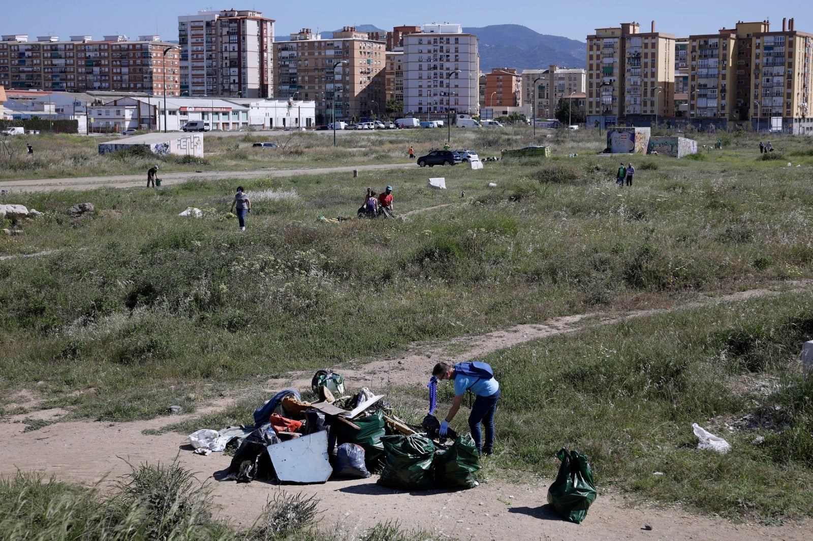 Medio centenar de voluntarios participan en una nueva recogida de residuos convocada por la plataforma Bosque Urbano y AndaLimpia