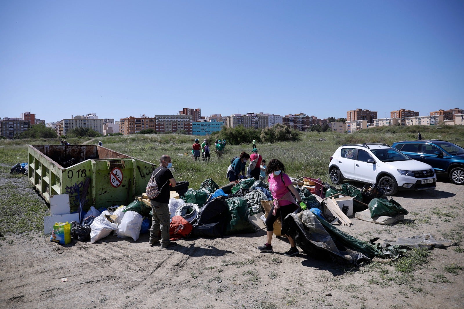 Medio centenar de voluntarios participan en una nueva recogida de residuos convocada por la plataforma Bosque Urbano y AndaLimpia