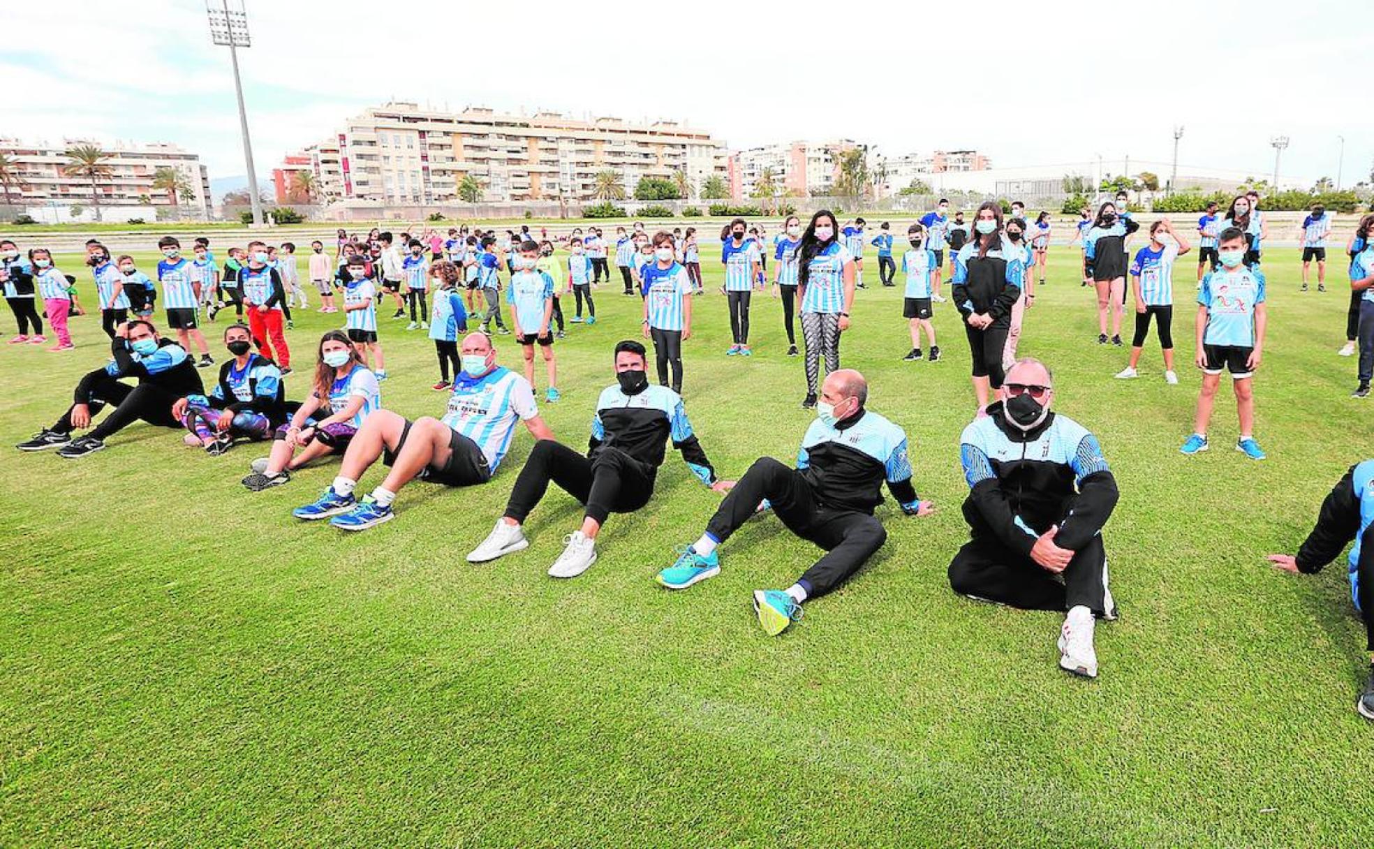 En torno a un centenar de atletas y preparadores del Club Atletismo Málaga, 