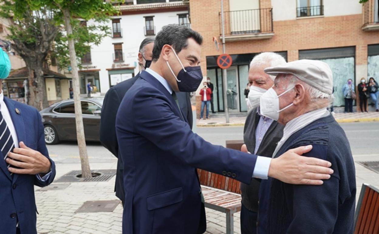 El presidente de la Junta saluda a un vecino de Albolote (Granada) ayer en una visita a esa localidad