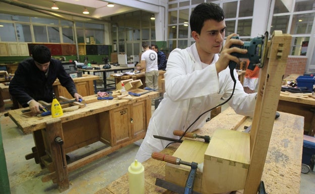 Alumnos, en el taller de carpintería del IES La Rosaleda. 