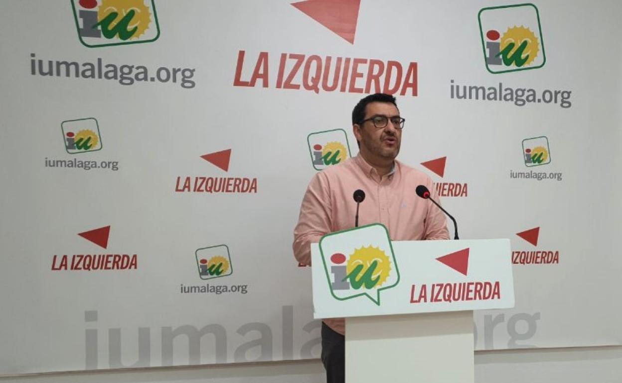 El coordinador provincial de IU en Málaga, Guzmán Ahumanda, comparece en la sede del partido, este lunes. 