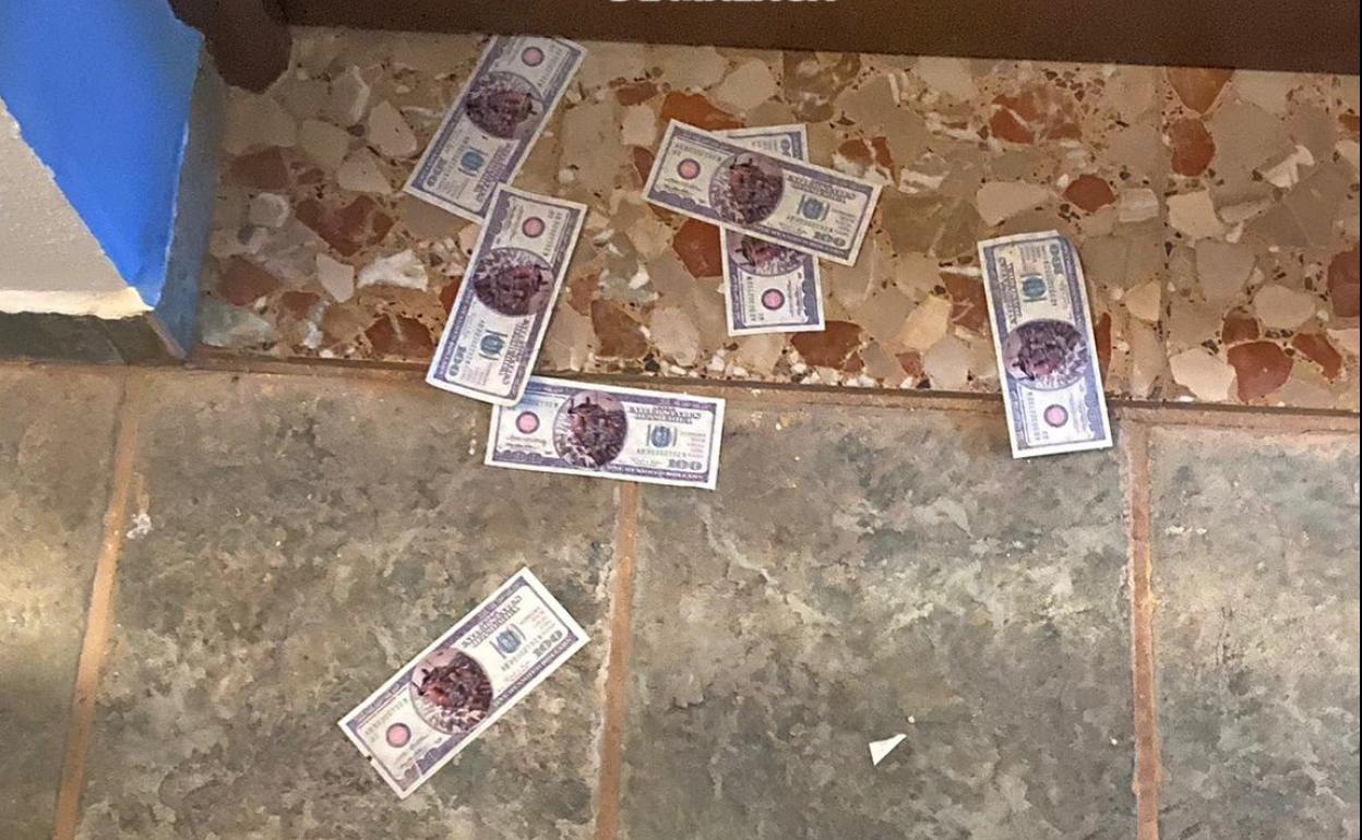 Los billetes falsos que pasaron a la Policía por debajo de la puerta
