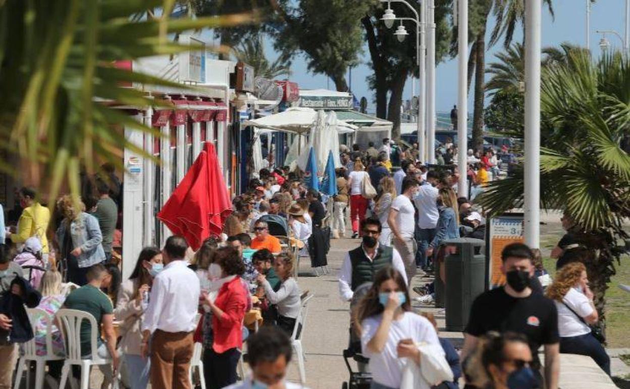 Gran ambiente en los bares y restaurantes de Málaga en el primer fin de semana con movilidad entre provincias. 