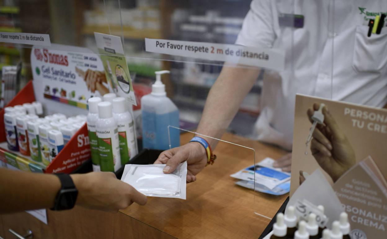 Detenido un empleado de una farmacia vender PCR falsas a 130 euros en Almería para que ciudadanos marroquíes pudieran viajar a su país
