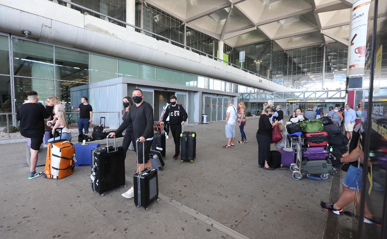 Turistas llegan al aeropuerto de Málaga. 