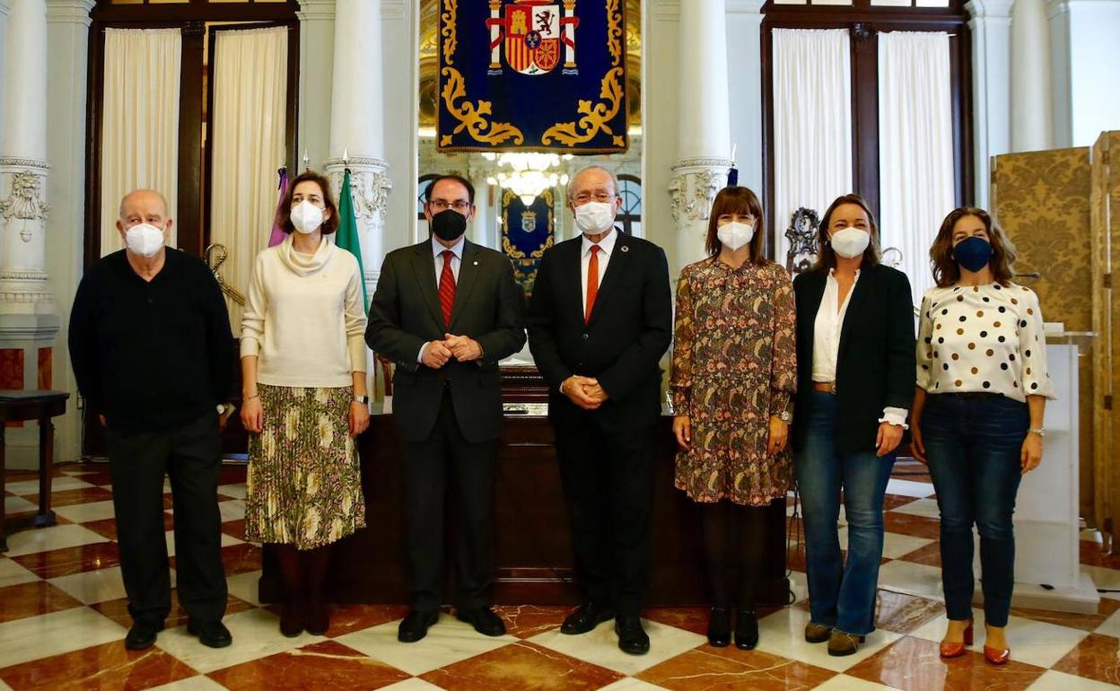 Javier González de Lara y Francisco de la Torre, en el centro, con representantes de las asociaciones