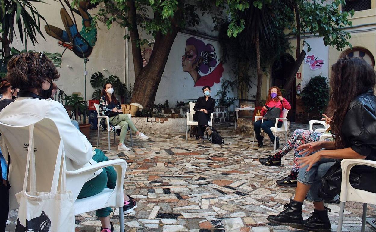 Profesionales de las artes escénicas, en la asamblea celebrada ayer en la Casa Invisible.