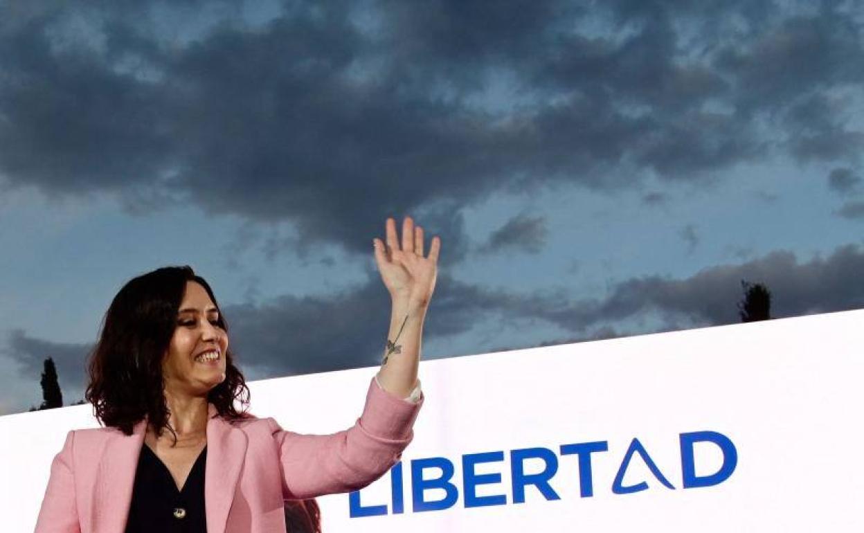 Imagen de la campaña, en la que se deja entrever la rosa en el brazo de la candidata.