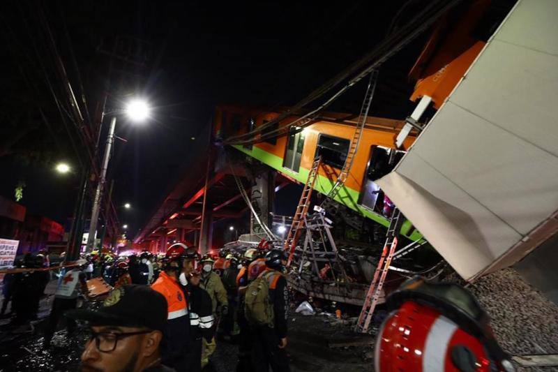 Se desploma un puente de la vía elevada de la línea 12 , entre la estaciones de Olivos y Tezonco, sobre el que circulaba un tren con varios vagones.