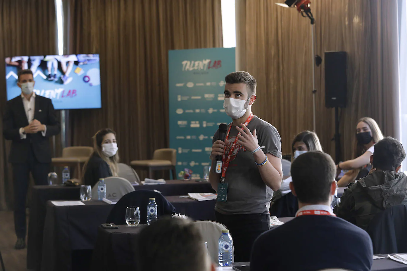 Los jóvenes practican cómo resumir en dos minutos todas sus cualidades personales. 