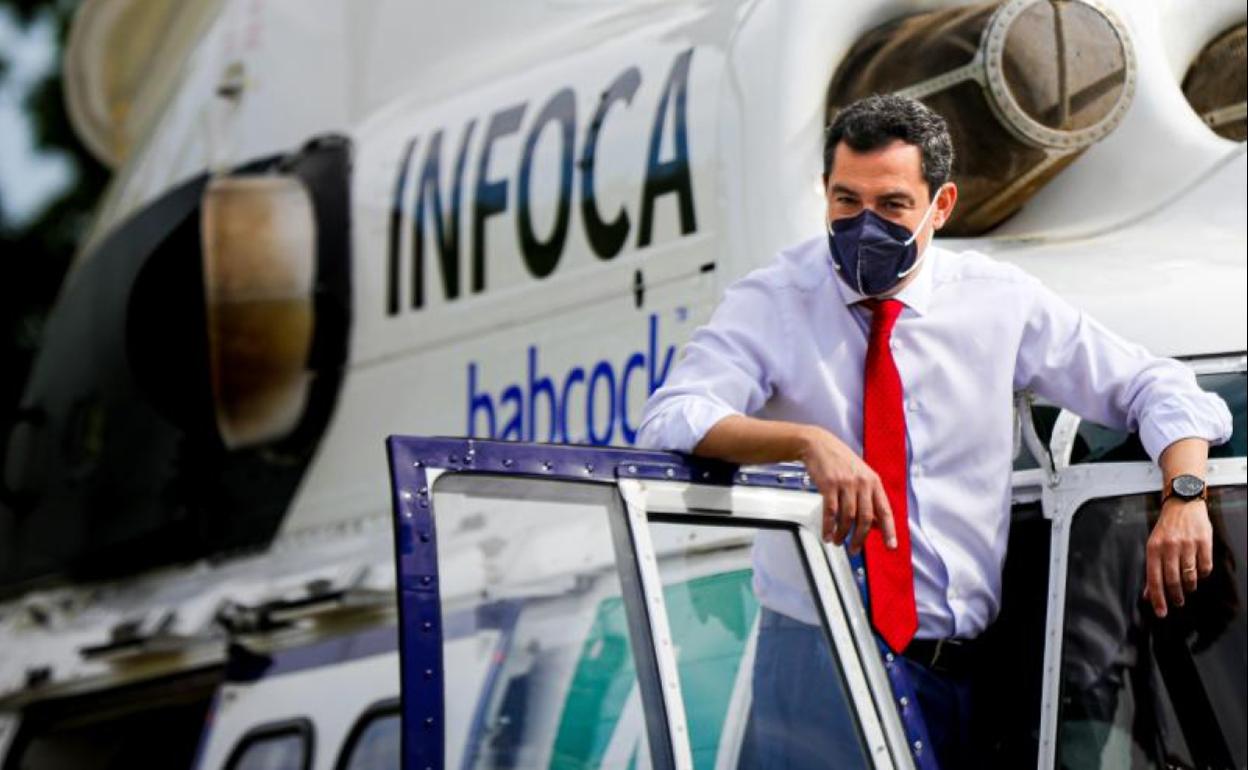 Juanma Moreno, subido a un helicóptero durante la presentación del nuevo equipamiento del Infoca.