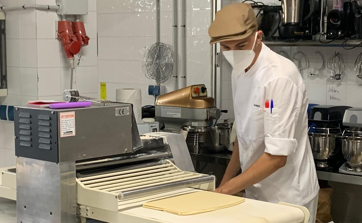 Carlos Cansino, del IES Jacaranda, durante la competición en la especialidad de Panadería y Repostería. 