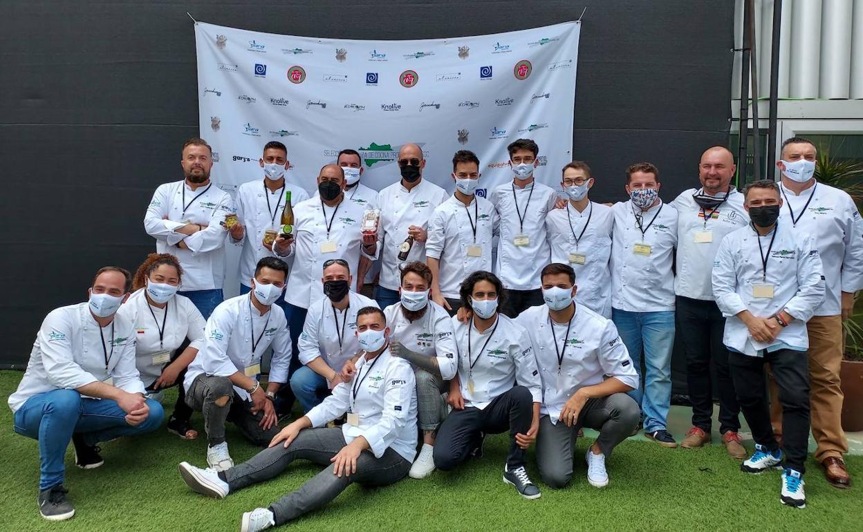 Foto de familia de los socios asistentes a la presentación de la asociación. 